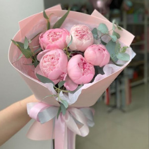 5 розовых пионов с эвкалиптом